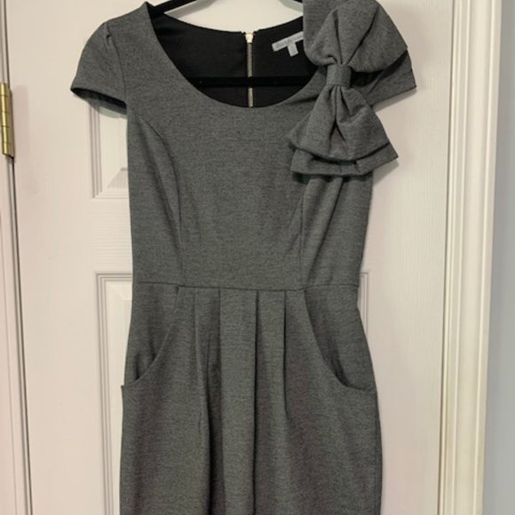 Charlotte Russe Dresses & Skirts - Charlotte Russe Exposed back Zip Grey Bow dress